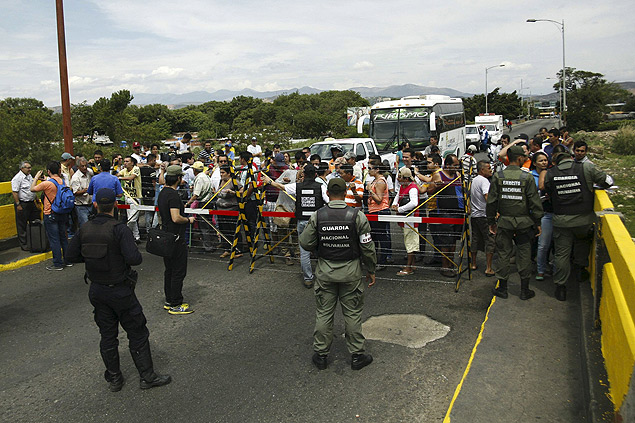 Soldados impedem travessia de fronteira entre Colmbia e Venezuela em San Antonio del Tchira