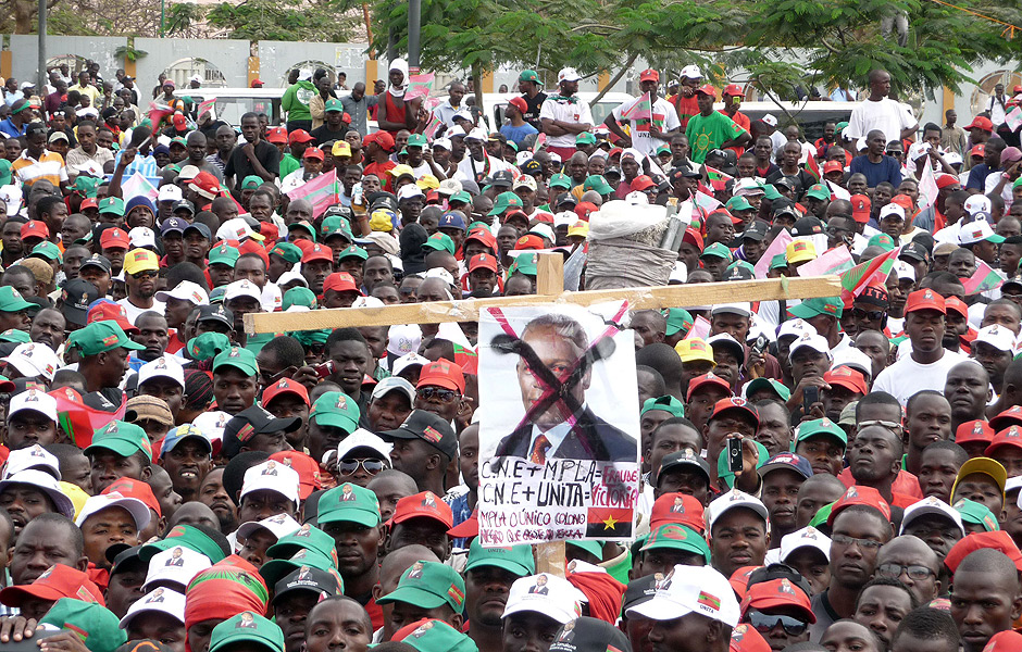 Manifestao em Luanda, em agosto de 2012, pede eleies livres e justas em Angola; presidente Jos Eduardo dos Santos est h 36 anos no poder 