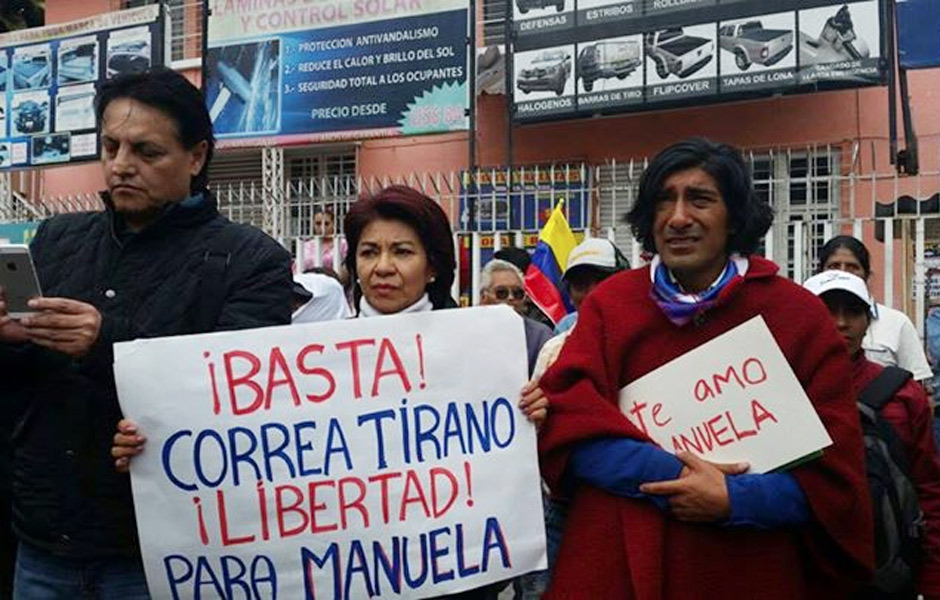 Carlos Prez Guartambel segura cartaz com declarao de amor aps a companheira Manuela Picq ser presa durante protesto em Quito