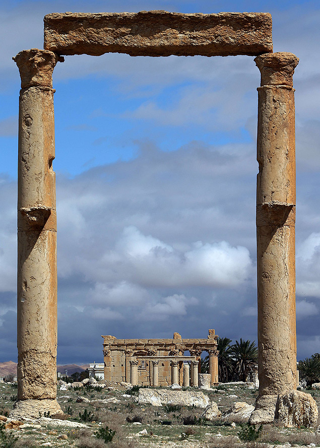 ILES - A picture taken on March 14, 2014 shows the Temple of Baal Shamin seen through two Corinthian columns in the ancient oasis city of Palmyra, 215 kilometres northeast of Damascus. Islamic State group jihadists on August 23, 2015 blew up the ancient temple of Baal Shamin in the UNESCO-listed Syrian city of Palmyra, the country's antiquities chief told AFP. 