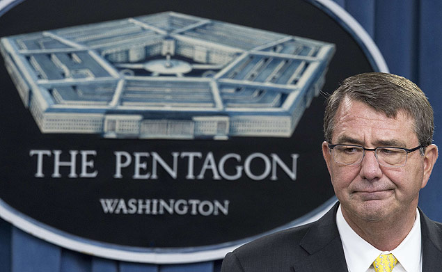US Secretary of Defense Ashton Carter conducts a press conference August 20, 2015, from the media briefing room of the Pentagon in Washington, DC. AFP PHOTO/Paul J. Richards ORG XMIT: PJR001