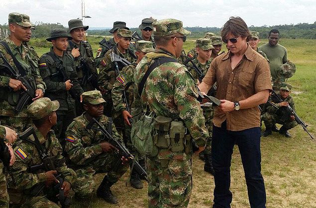 Tom Cruise conversa com grupo de soldados colombianos em Aracuara