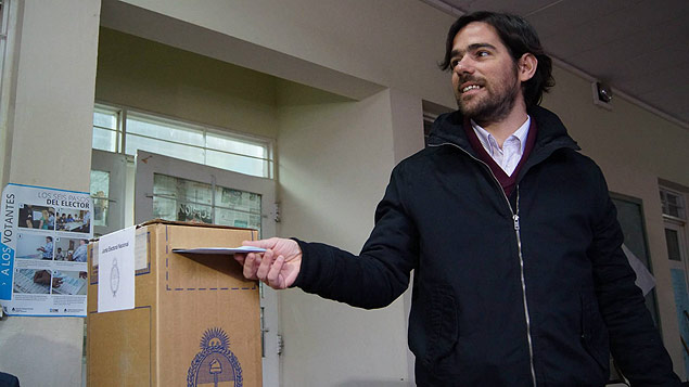 Nicols Del Cao, candidato pela Frente de Esquerda e dos Trabalhadores, vota em primrias