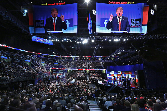 Pr-candidatos republicanos participam do primeiro debate televisionado da corrida eleitoral de 2016 nos EUA; no telo, Donald Trump 