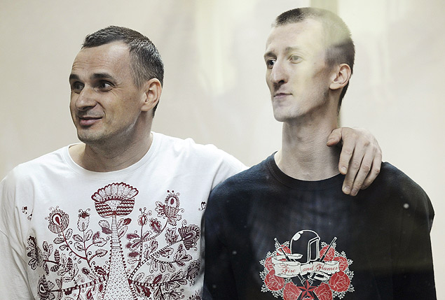 O cineasta Oleg Sentsov ( esq.) foi condenado na Rssia a 20 anos de priso por terrorismo na Crimeia