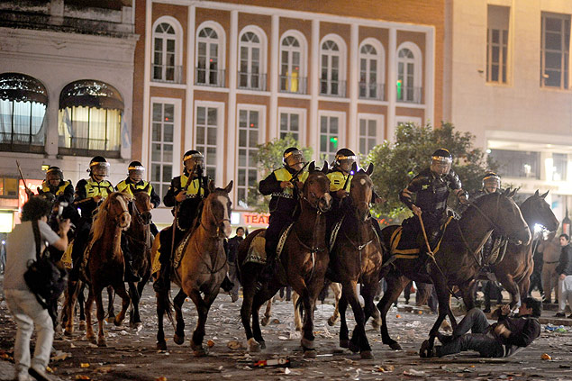 Policiais a cavalo reprimem manifestao em San Miguel de Tucumn, na noite de segunda-feira