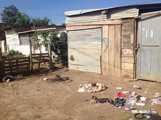 Casa marcada com a letra D, de demolição, está fechada em San Antonio del Táchira, na Venezuela