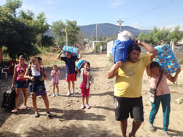 Colombianos deixam suas casas na favela de Peque�a Barinas, em San Antonio del T�chira
