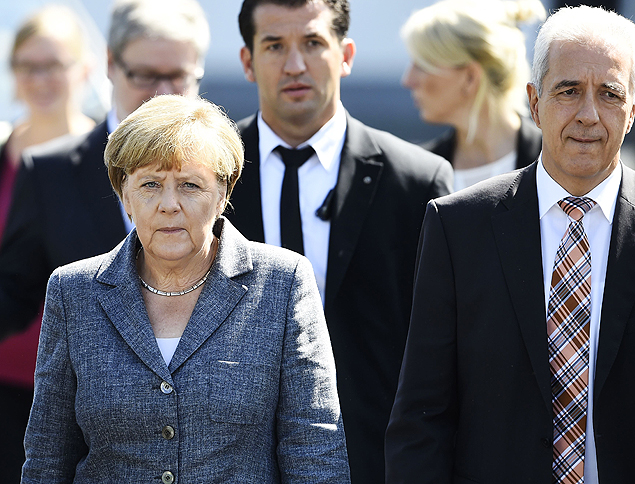 German Chancellor Angela Merkel (L) leaves with Saxony's State Premier Stanislaw Tillich (R) after a visit to a shelter for asylum-seekers in Heidenau, eastern Germany on August 26, 2015. Merkel visits the refugee centre hit by violent far-right protests, a day after Berlin said it had eased some asylum rules as thousands more migrants pour into Europe seeking refuge. AFP PHOTO / TOBIAS SCHWARZ ORG XMIT: BER088