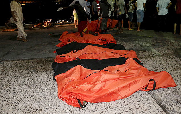 ATTENTION EDITORS - VISUAL COVERAGE OF SCENES OF DEATH OR INJURYA view of the bodies of of dead migrants that were recovered by the Libyan coastguard after a boat sank off the coastal town of Zuwara, west of Tripoli, August 27, 2015. The boat packed with mainly African migrants bound for Italy sank off the Libyan coast on Thursday and officials said up to 200 might have died. Picture taken August 27, 2015. REUTERS/Hani AmaraTEMPLATE OUT ORG XMIT: IZ02