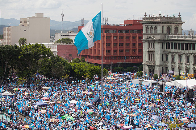(150828) -- GUATEMALA CITY, Aug. 28, 2015 (Xinhua) -- Residents take part in a protest in Guatemala City, Guatemala, on Aug. 27, 2015. Thousands of Guatemalans took to the streets Thursday to demand the resignation of President Otto Perez Molina over corruption. (Xinhua/Luis Echeverria) (dzl)