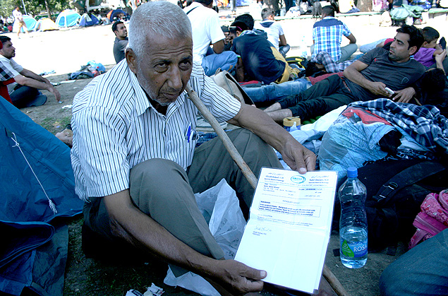 Belgrado, Servia: O refugiado sirio Bahjad, 71, mostra lista de medicamentos para cancer no pancreas. (Foto Tayson Rodrigues/Folhapress, MUNDO)