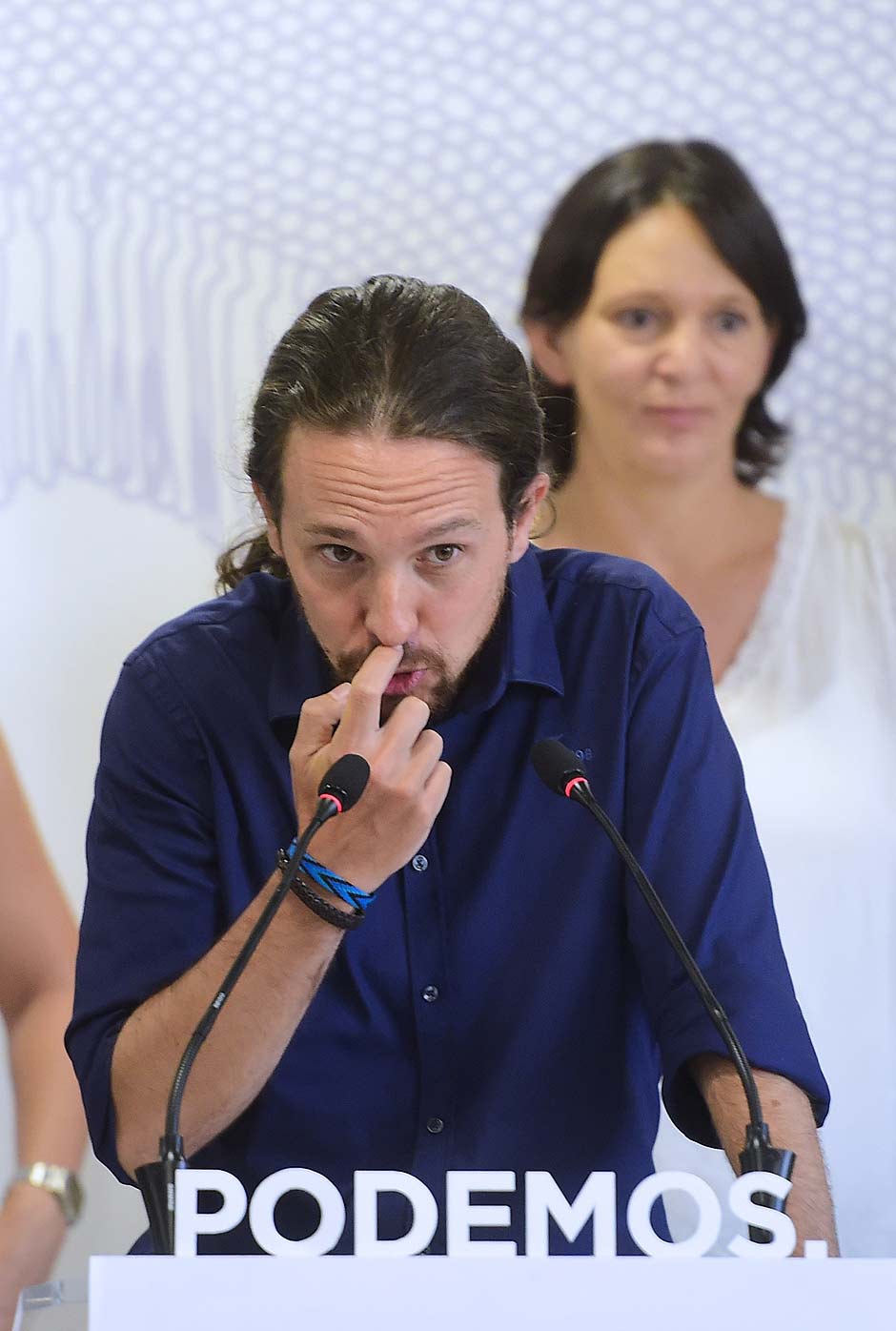 Spanish Euro Deputy and leader of left-wing protest party Podemos Pablo Iglesias gestures at a press conference during a meeting of the party's coordination board at it's headquarters in Madrid on August 24, 2015. AFP PHOTO / PIERRE-PHILIPPE MARCOU ORG XMIT: PPM401