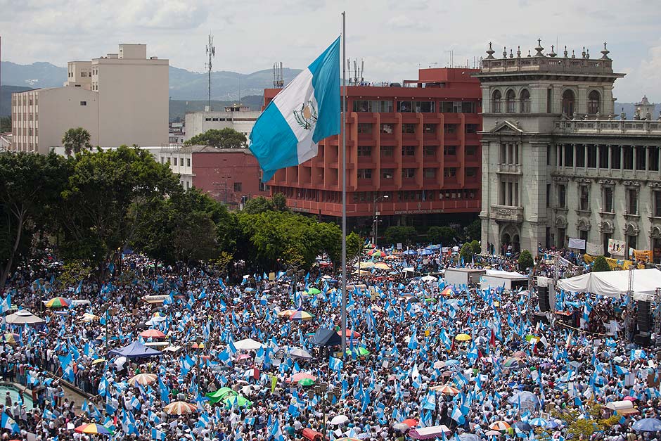 (150828) -- GUATEMALA CITY, Aug. 28, 2015 (Xinhua) -- Residents take part in a protest in Guatemala City, Guatemala, on Aug. 27, 2015. Thousands of Guatemalans took to the streets Thursday to demand the resignation of President Otto Perez Molina over corruption. (Xinhua/Luis Echeverria) (dzl)