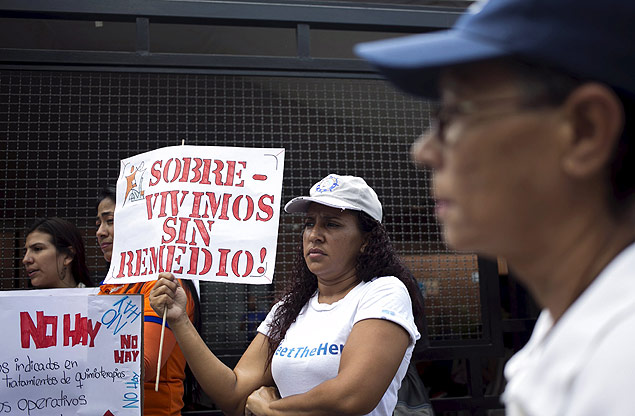 Manifestante segura cartaz pedindo remdios em um protesto contra o desabastecimento em Caracas