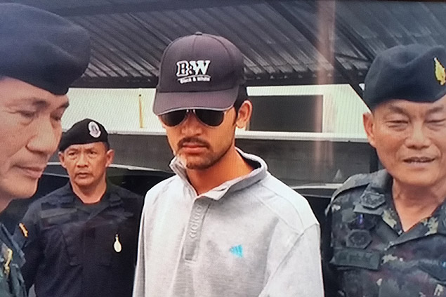 Policiais apresentam  imprensa o segundo suspeito preso pelo atentado ao templo Erawan, em Bancoc