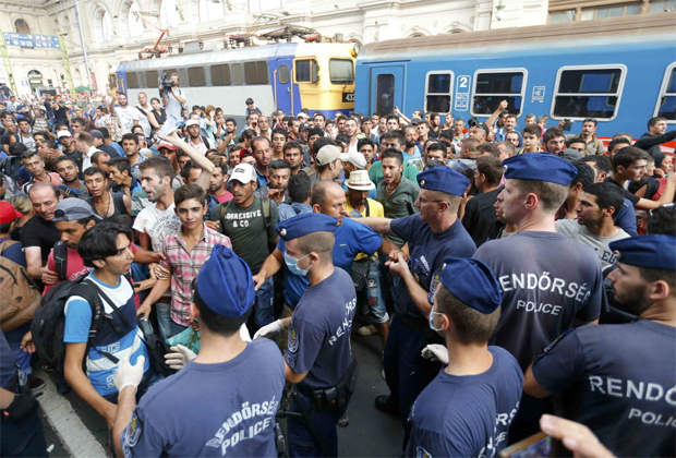 Policiais hngaros tentam conter refugiados em estao de trem em Budapeste; cerca de 1.800 migrantes chegaram ao pas nas ltimas 24 horas