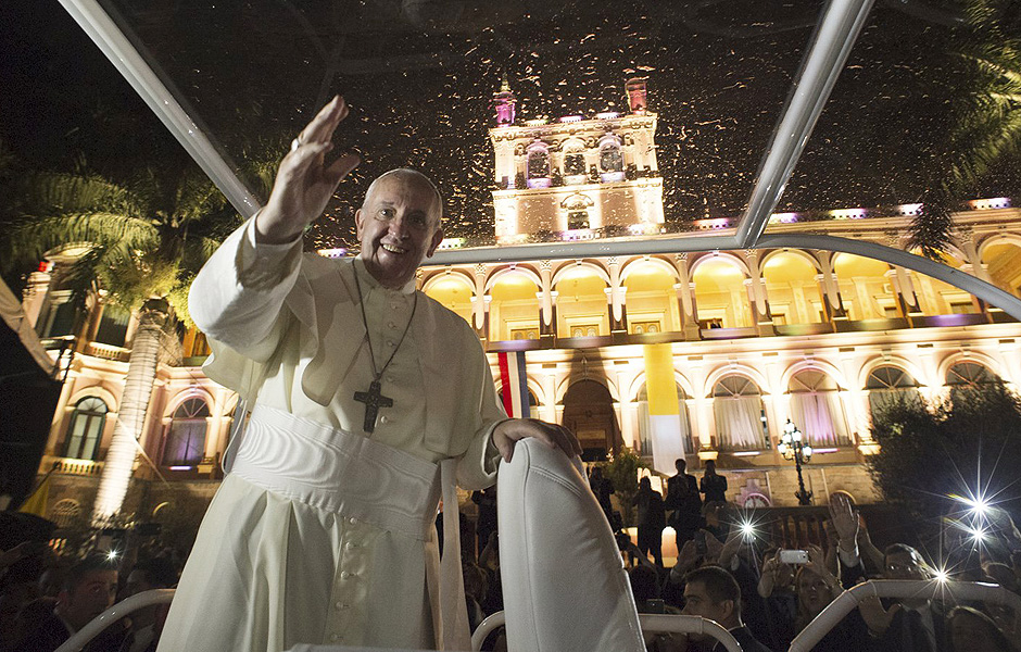 Francisco ao chegar ao palcio presidencial no Paraguai; em giro pela Amrica do Sul, papa criticou capitalismo e defendeu o direito dos pobres