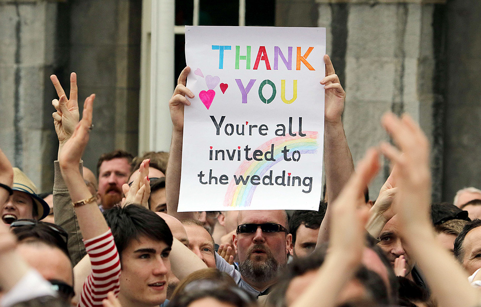 Obrigado, vocs esto todos convidados ao casamento', exibe cartaz no dia em que referendo na Irlanda aprovou o casamento de pessoas do mesmo sexo