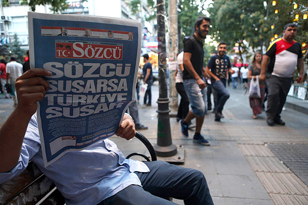 Homem com o jornal turco 'Sozcu', onde se l: 'Sozcu calado, Turquia calada