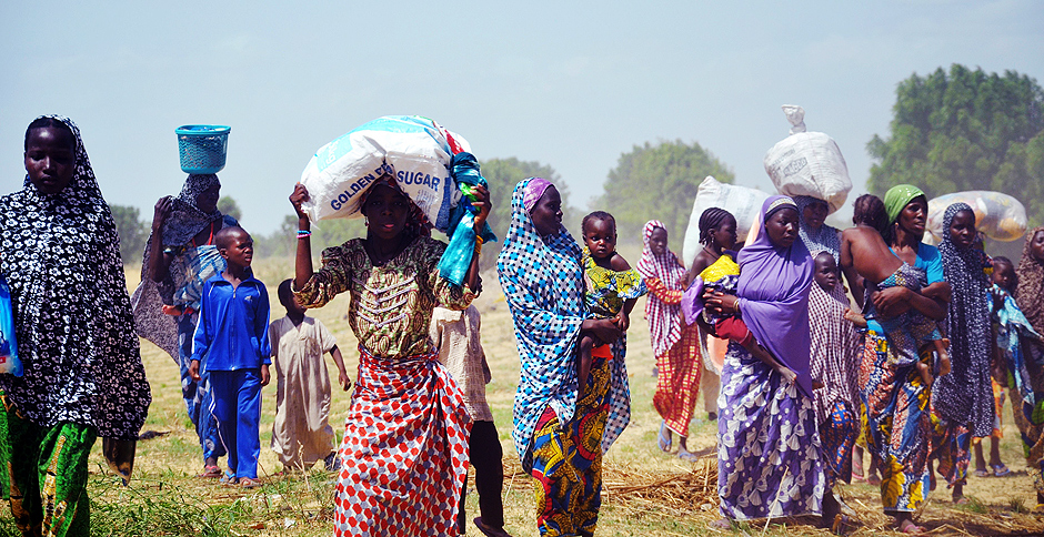 Mulheres e crianas que fugiram do grupo Boko Haram, na Nigria