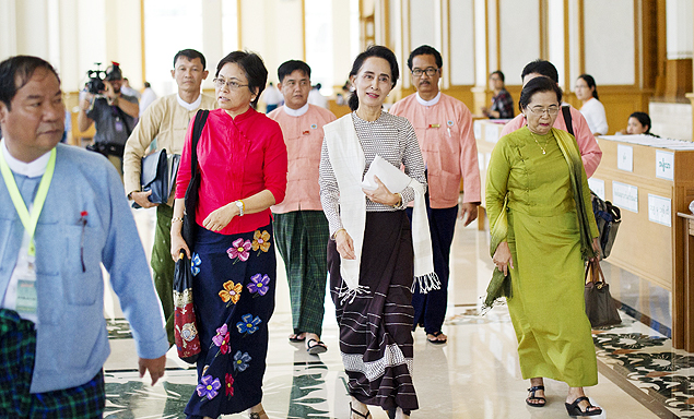 Aung San Suu Kyi (no centro) lidera partido birmanês Liga Nacional pela Democracia