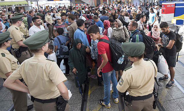 Migrants arrive to the main railway station in Munich, Germany, September 1, 2015. The German government expects that between 240,000 and 460,000 extra people will be entitled to social benefits next year due to the influx of refugees and migrants, Labour Minister Andrea Nahles said on Tuesday. REUTERS/Lukas Barth ORG XMIT: CVI11029