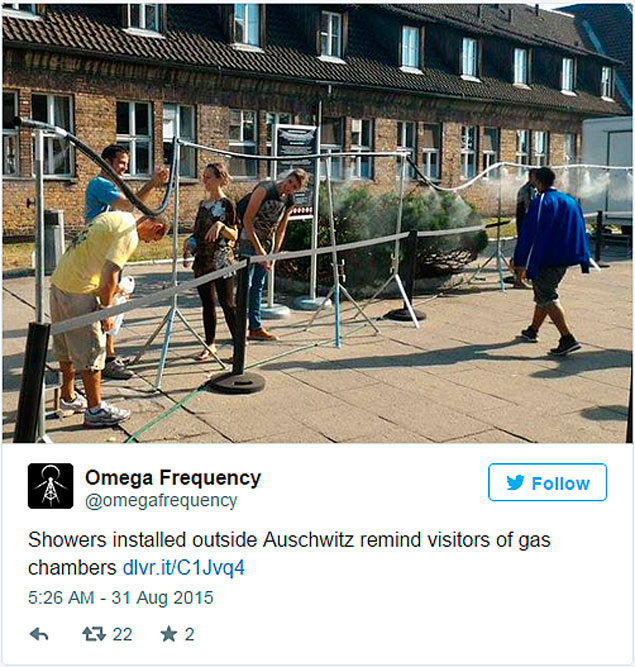 Duchas que vaporizam gua instaladas na entrada do antigo campo de concentrao de Auschwitz 