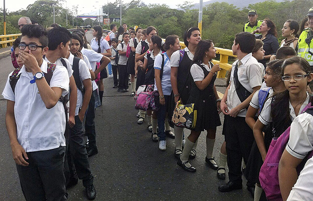Alunos que moram na Venezuela atravessam a ponte Simon Bolvar para chegar  escola na Colmbia