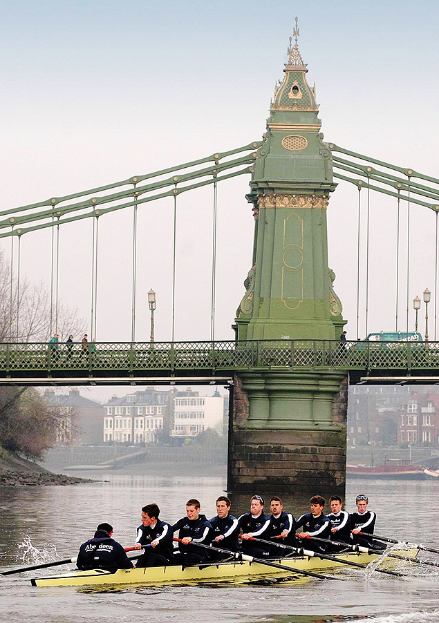 Alunos da Universidade Oxford remam no rio Tmisa, em Londres, em frente  ponte Hammersmith