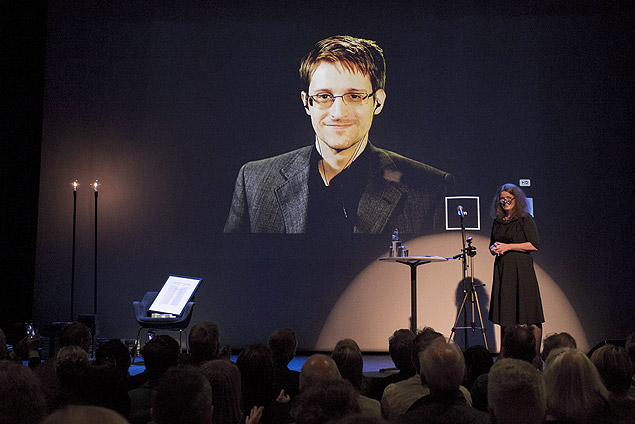 O norte-americano Edward Snowden em videoconferncia ao receber o prmio Prmio Bjrnson