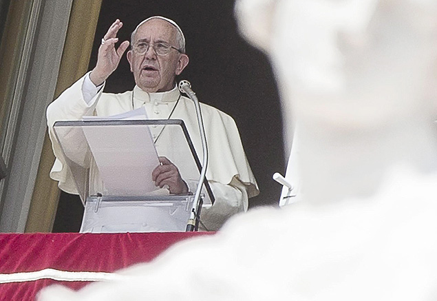 Papa faz seu discurso de domingo no Vaticano e pede que paróquias recebam imigrantes refugiados