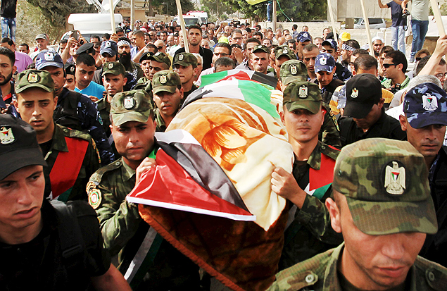 Membros das Foras de Segurana Nacionais palestinas carregam caixo de Riham Dawabcheh