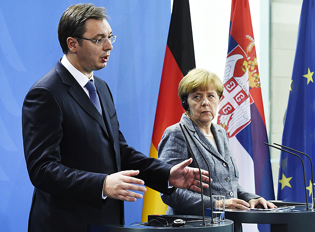 German Chancellor Angela Merkel (R) listens to Serbian Prime Minister Aleksandar Vucic at a press statement before their talks at the Chancellery in Berlin on September 7, 2015. Merkel meets with Vucic whose country is a key staging post on the Balkans refugee route to western Europe. AFP PHOTO / TOBIAS SCHWARZ ORG XMIT: SCH023