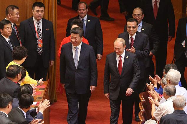 Presidentes da China e da Rssia, Xi Jinping (esq.) e Vladimir Putin