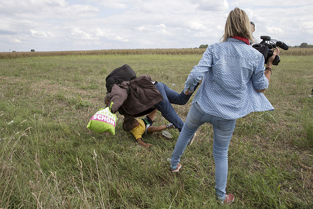 Cinegrafista chutou imigrante que levava uma criana e fugia da polcia em cidade fronteiria na Hungria