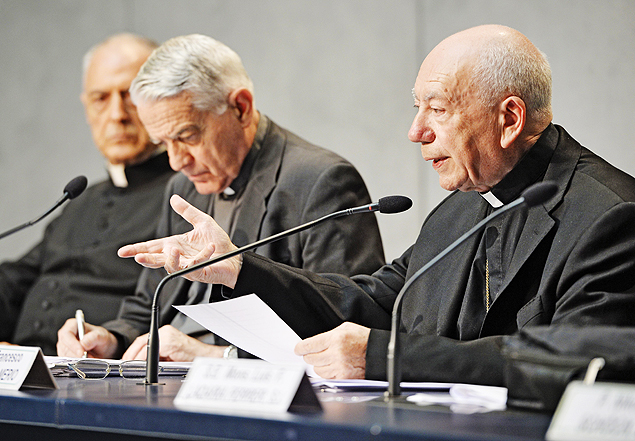 Cardinal Francesco Coccopalmerio (R), president of the Vatican Pontifical Council for Legislative Texts, reads Pope Francis' details on the marriage annulments reforms in the Vatican press hall on November 8, 2015. In a letter to believers, the Argentinian pontiff said annulments would require approval by only one church tribunal, rather than two as currently. A streamlined procedure is to be introduced for the most straightforward cases and access to hearings will not cost anything, the letter states. AFP PHOTO / ANDREAS SOLARO ORG XMIT: ROM3088