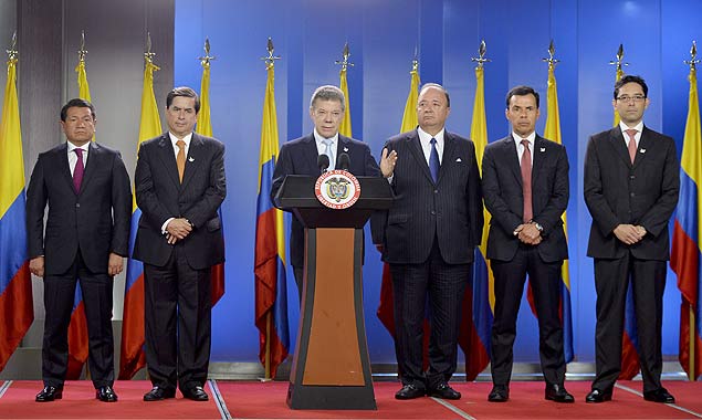 O presidente colombiano, Juan Manuel Santos (ao centro), com ministros, em cerimnia do Dia dos Direitos Humanos