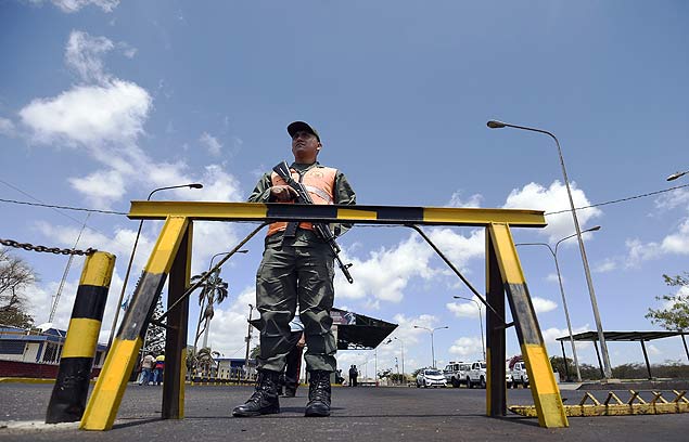 A Venezuelan soldier stands guard at a checkpoint in Paraguachon, Zulia state, Venezuela, in the border with Colombia on September 9, 2015. Venezuela's President Nicolas Maduro late Monday said he had ordered more of his country's vast border with Colombia closed amid a diplomatic crisis over deportations and smuggling. AFP PHOTO/JUAN BARRETO ORG XMIT: JCB2921