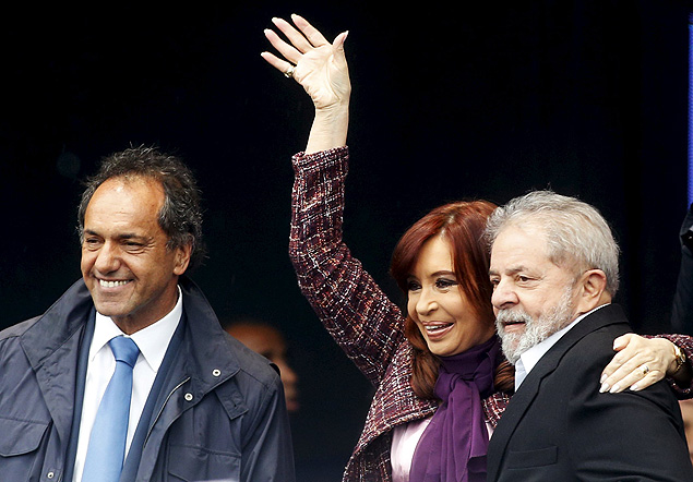 Abraada a Lula, Cristina Kirchner acena em evento de seu candidato  Casa Rosada, Daniel Scioli, derrotado nas eleies de 2015