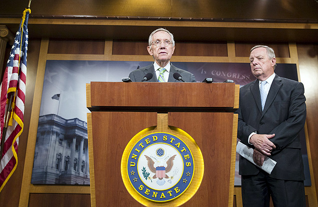 Os senadores democratas Harry Reid (centro) e Dick Durbin aps a deciso da Casa