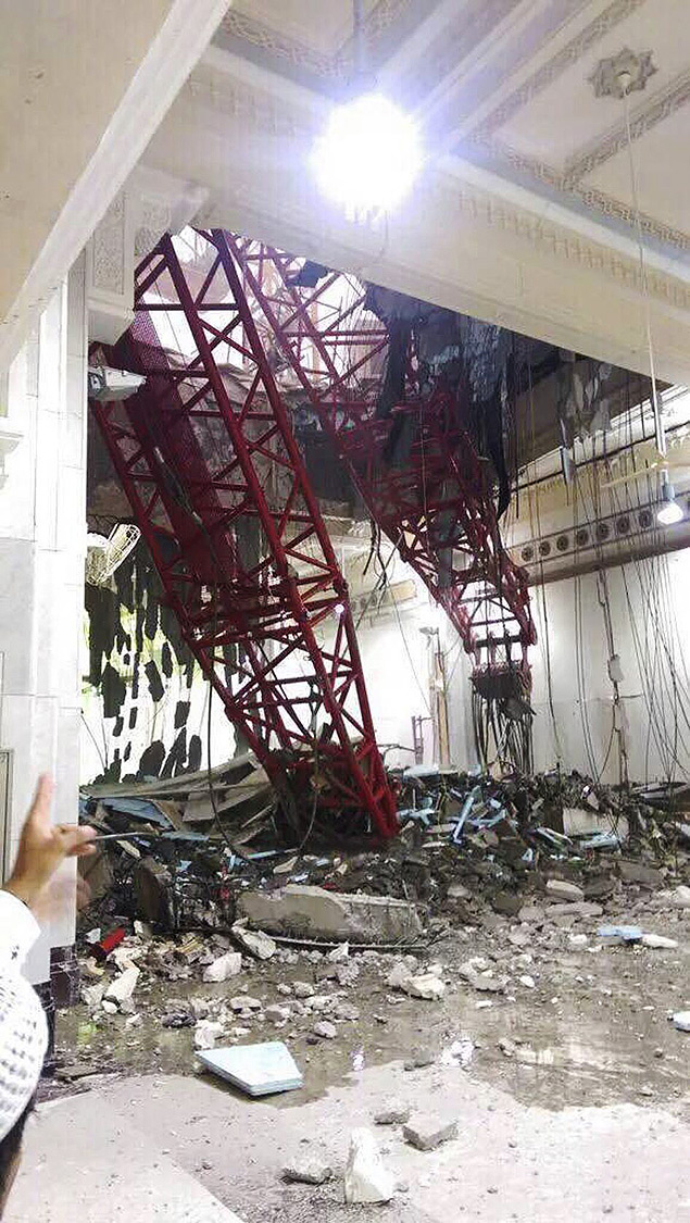 Guindaste que caiu dentro da grande mesquita de Meca, na Arbia Saudita