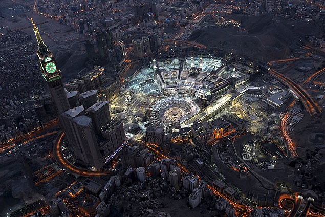 Imagem area mostra a Grande Mesquita de Meca  noite
