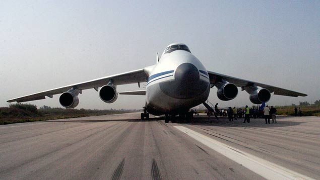 Avião russo com ajuda humanitária é descarregado no aeroporto de Latakia, na Síria