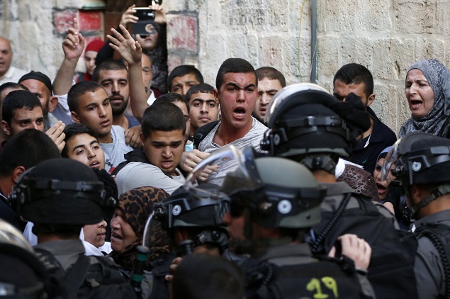 Palestinos entram em confronto com policiais israelenses em frente  mesquita de Al-Aqsa, em Jerusalm 