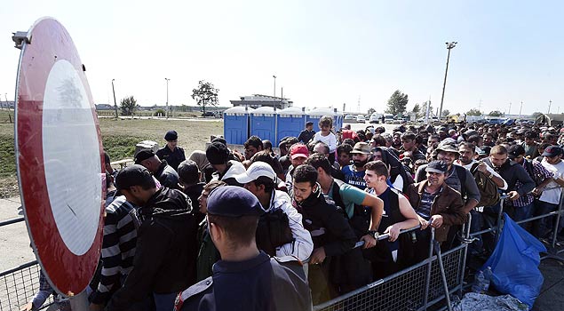 Refugiados aguardam em posto para chegar at a Alemanha; pas restabeleceu o controle temporrio da fronteira 
