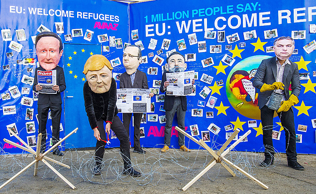 Avaaz's activists wear masks depicting EU leaders (L-R) Britain's Prime Minister David Cameron, Germany's Chancellor Angela Merkel, France's President Francois Hollande, Spain's Prime Minister Mariano Rajoy and Hungary's Prime Minister Viktor Orban during a demonstration in support of asylum seekers in Brussels September 14, 2015. Divided European Union justice and home affairs ministers were due to meet on Monday to discuss the migrant crisis. REUTERS/Yves Herman ATTENTION EDITORS - FOR EDITORIAL USE ONLY. NOT FOR SALE FOR MARKETING OR ADVERTISING CAMPAIGNS ORG XMIT: YH09