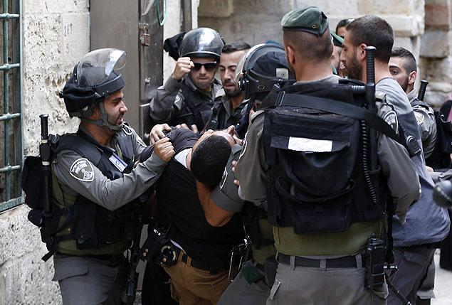 Polícia de Israel prende soldado israelense confundido com manifestante palestino em Jerusalém