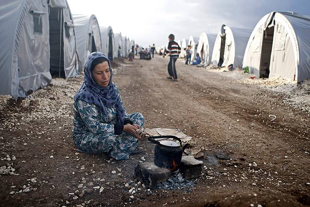 Sria que fugiu da regio de Kobani cozinha em campo de refugiados de Sanliurfa, na Turquia