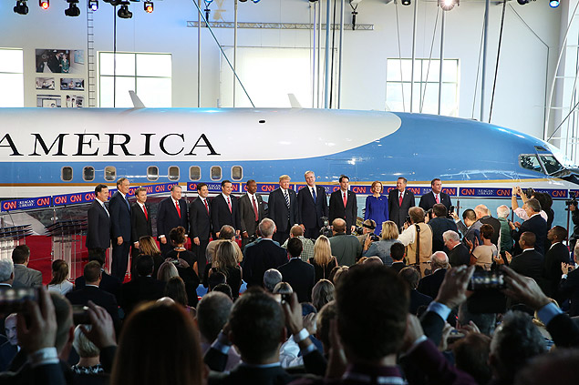 Os pr-candidatos republicanos que participaram do debate na CNN posam diante do avio de Reagan 